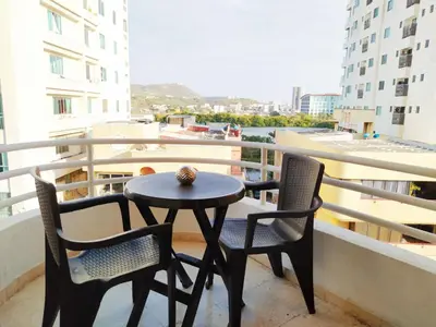 a small table and two chairs on a balcony at Espectacular Apartamento cerca al centro Histórico in Cartagena de Indias
