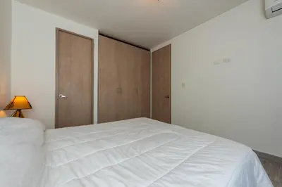 a bedroom with a white bed and a closet at Nuevo apartamento en la zona norte de Cartagena in Puerto Tierrabaja