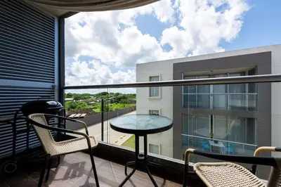 a balcony with a table and chairs and a view of a building at Nuevo apartamento en la zona norte de Cartagena in Puerto Tierrabaja