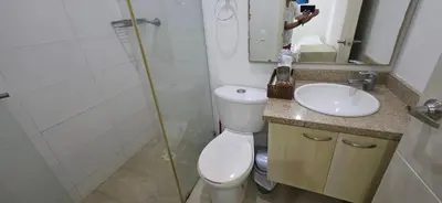 a bathroom with a toilet and a sink and a shower at Hermoso Apartamento frente al mar, 4 habitaciones - Apto 801 in Coveñas