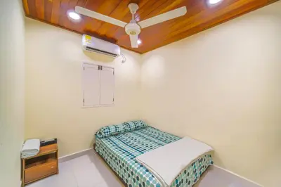 a room with a bed and a ceiling fan at conjunto habitacional las bóvedas in Cartagena de Indias