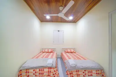 two beds in a room with a ceiling at conjunto habitacional las bóvedas in Cartagena de Indias