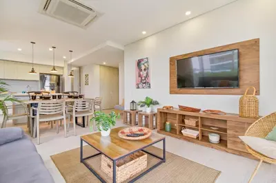 a living room with a couch and a table at Martinique Cartagena - Apartamentos A Corta Caminata De Playa Azul in Cartagena de Indias