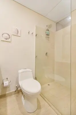 a bathroom with a toilet and a shower at Martinique Cartagena - Apartamentos A Corta Caminata De Playa Azul in Cartagena de Indias