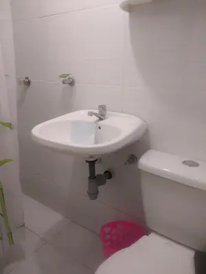 a white bathroom with a sink and a toilet at Encantadora casa con ambiente guajiro 2 in Barranquilla