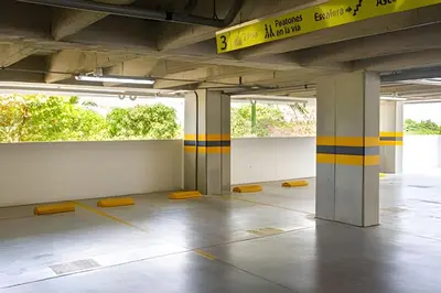 an empty parking garage with yellow and white walls at 1 Dormitorio Cielo Mar. Jacuzzi Privado in Cartagena de Indias