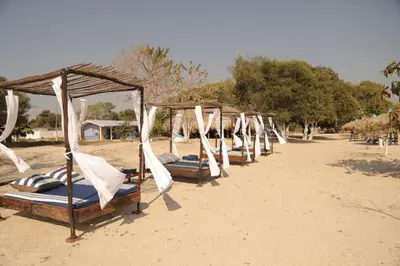 a row of beds lined up on a beach at Club Camping Islamar in Baru