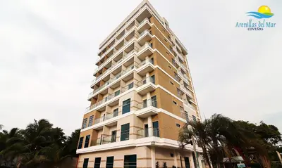a tall apartment building with a large at Arenillas del Mar in Tolú