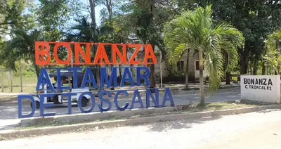 a sign on the side of a street with a palm tree at Casa de descanso Cartagena-Turbaco in Turbaco