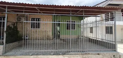 a metal fence in front of a building with a green door at Casa de descanso Cartagena-Turbaco in Turbaco