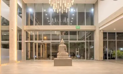 a statue in front of a large building with a chandelier at Lujoso Apartamento en Bocagrande in Cartagena de Indias