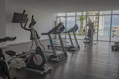 a gym with several exercise bikes in a room at Lujoso Apartamento en Bocagrande in Cartagena de Indias