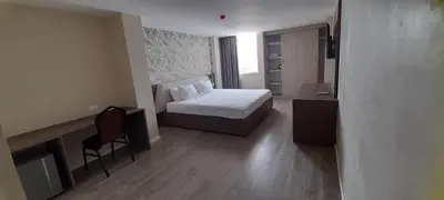 a bedroom with a bed and a desk and a chair at Eslait Hotel & Apartamentos in Barranquilla