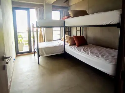 two bunk beds in a room with a window at BREES in Santa Veronica