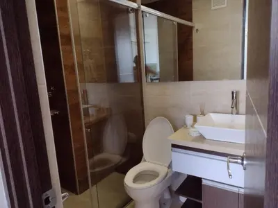 a bathroom with a toilet and a sink and a shower at APARTAMENTO BELLO HORIZONTE in Santa Marta