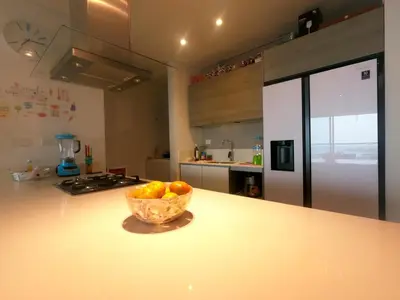 a bowl of fruit sitting on a counter in a kitchen at hermoso apartamento en pozos colorados con playa privada y doble vista al mar in Santa Marta