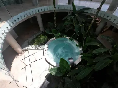 an overhead view of a swimming pool in a garden at hermoso apartamento en pozos colorados con playa privada y doble vista al mar in Santa Marta