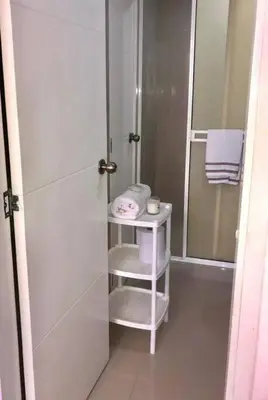 a small bathroom with a shower and a white shelf at Hermoso apartamento con vista al mar in Cartagena de Indias