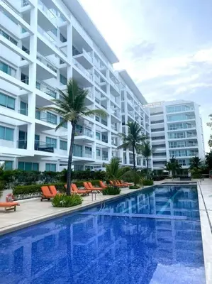 a large apartment building with a large swimming pool at Hermoso apartamento familiar /acceso directo a la playa. Morros 3 in Cartagena de Indias