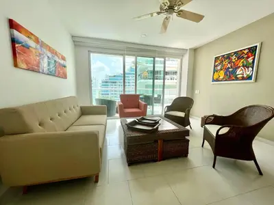 a living room with a couch and a table at Hermoso apartamento familiar /acceso directo a la playa. Morros 3 in Cartagena de Indias