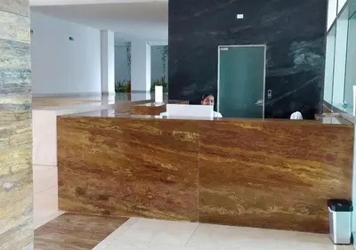 a woman sitting at a reception desk in a lobby at Espectacular apartamento Morros Epic Cartagena, Acceso directo a la playa in Cartagena de Indias