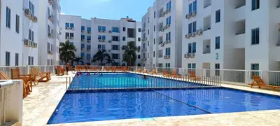 a swimming pool in the middle of a building at Lujoso apartamento amoblado en Coveñas cerca a la playa in Coveñas