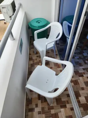 two white chairs sitting on the floor in a room at Lujoso apartamento amoblado en Coveñas cerca a la playa in Coveñas