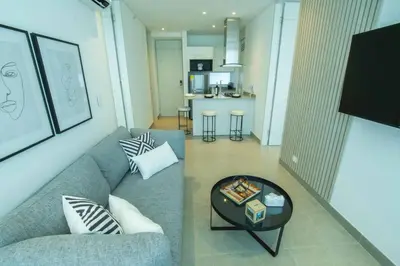 a living room with a couch and a table at Suite de lujo Distrito 90 in Barranquilla