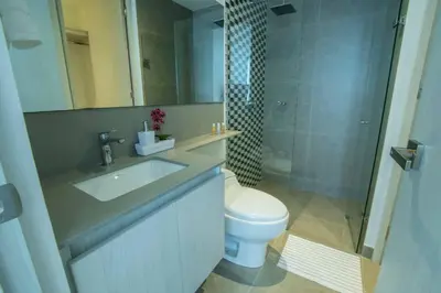 a bathroom with a sink and a toilet and a shower at Suite de lujo Distrito 90 in Barranquilla