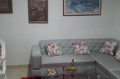 a living room with a couch and a table at Fantástica cartagena accesible para todos in Cartagena de Indias