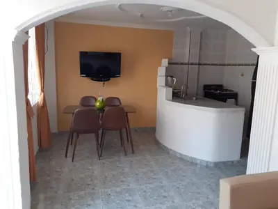 a kitchen with a table and a sink and a tv at Fantástica cartagena accesible para todos in Cartagena de Indias