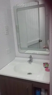 a bathroom with a white sink and a mirror at Fantástica cartagena accesible para todos in Cartagena de Indias