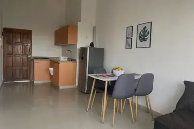a kitchen with a table and chairs and a refrigerator at Ubicación increíble! cerca del centro y del mar in Cartagena de Indias