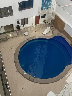 a large blue swimming pool in the middle of a building at Ubicación increíble! cerca del centro y del mar in Cartagena de Indias