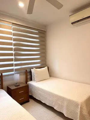 a bedroom with two twin beds and a window at Edificio con piscina frente al mar con Excelente ubicación piso 4 in Cartagena de Indias