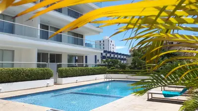 a swimming pool on the side of a building at Santa Marta Apartamento en Bello Horizonte in Santa Marta