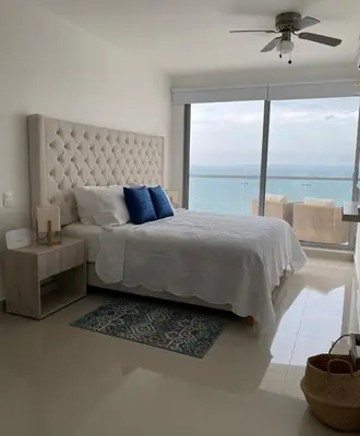 a bedroom with a bed with a view of the ocean at Paraíso frente al Mar Caribe en Cartagena. in Cartagena de Indias