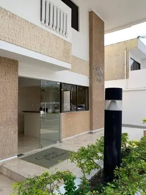 a building with a black pole in front of it at Apartamento en el Laguito - Cartagena cerca al mar in Cartagena de Indias