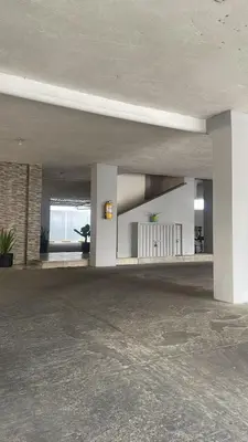 an empty room with a white wall in a building at Bonito apartamento en Cartagena con garaje gratuito in Cartagena de Indias