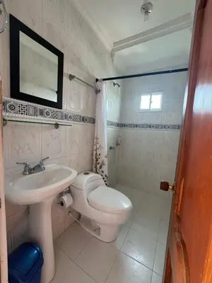 a bathroom with a toilet and a sink at Bonito apartamento en Cartagena con garaje gratuito in Cartagena de Indias