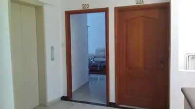 a hallway with a door and a room with a couch at Bonito apartamento en Cartagena con garaje gratuito in Cartagena de Indias