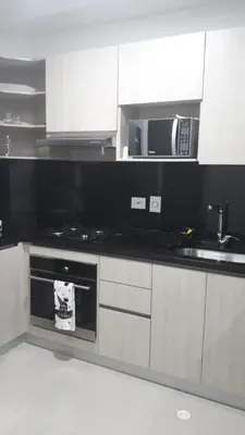 a kitchen with a stove and a microwave at Edificio NUEVO DE LUJO CARTAGENA BOCAGRANDE in Cartagena de Indias