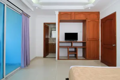a bedroom with a bed and a tv in a room at Hotel Abi Inn By GEH Suites in Cartagena de Indias
