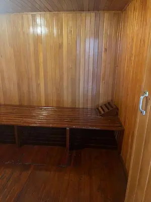 a wooden bench sitting in the corner of a room at Lindo Apartamento cerca al mar in Cartagena de Indias