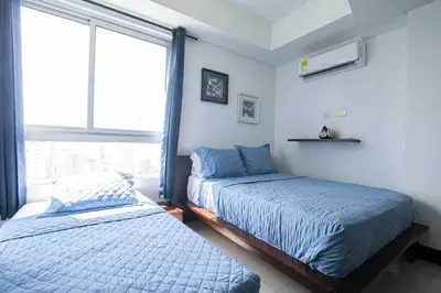 a bedroom with a twin bed and a window at Apartamento Bocagrande Vista al Mar Piso 31 in Cartagena de Indias