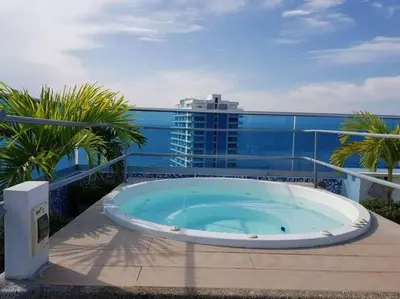 a hot tub on the balcony of a building at Hermoso apartamento. Cerca del mar. in Santa Marta