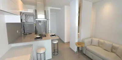 a living room with a couch and a table at Las Margaritas, Loft en Distrito 90 in Barranquilla