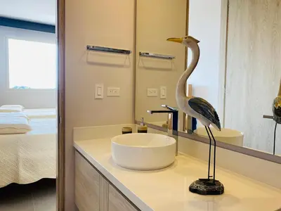 a bathroom with a statue of a bird on a counter at !Condominio de Lujo! Playa + Piscinas + Natural in Cartagena de Indias