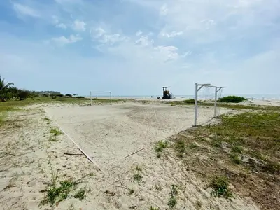a volleyball net in the sand on the beach at !Condominio de Lujo! Playa + Piscinas + Natural in Cartagena de Indias