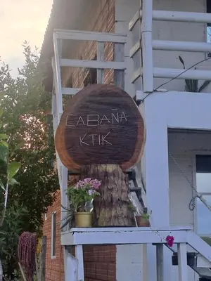 a sign on the side of a building with flowers at Apart Cabaña KTIK in San Bernardo del Viento